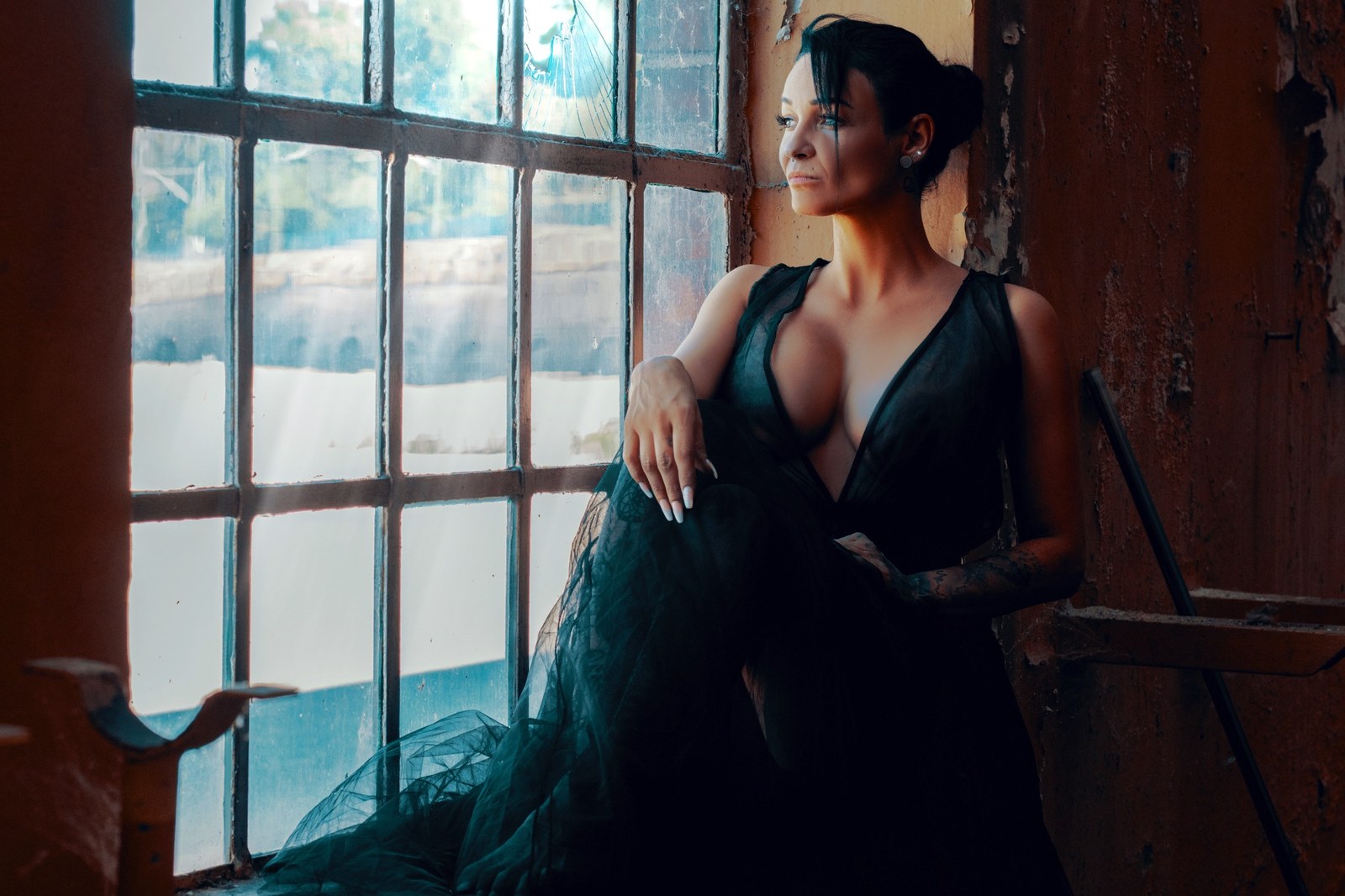 Sensual Portrait am Fenster – HER AFTER DARK
